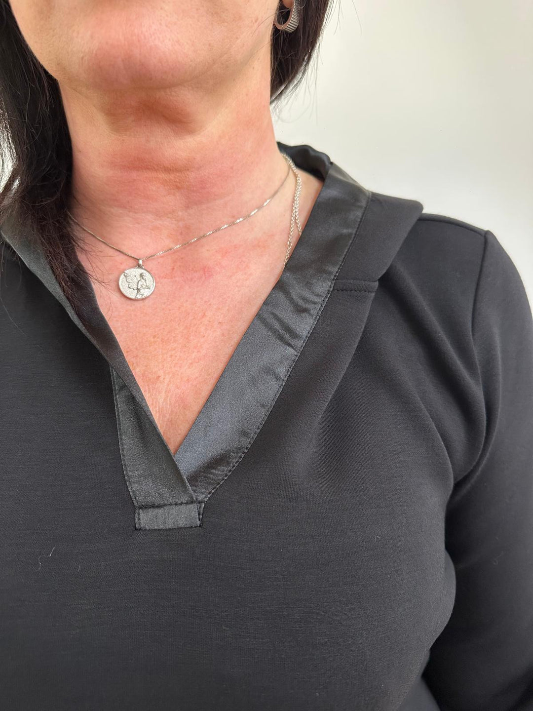 Schwarzes Sweatshirt mit Kapuze