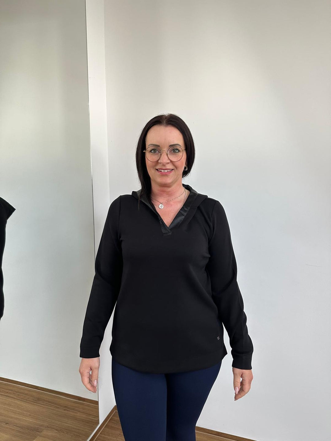 Schwarzes Sweatshirt mit Kapuze