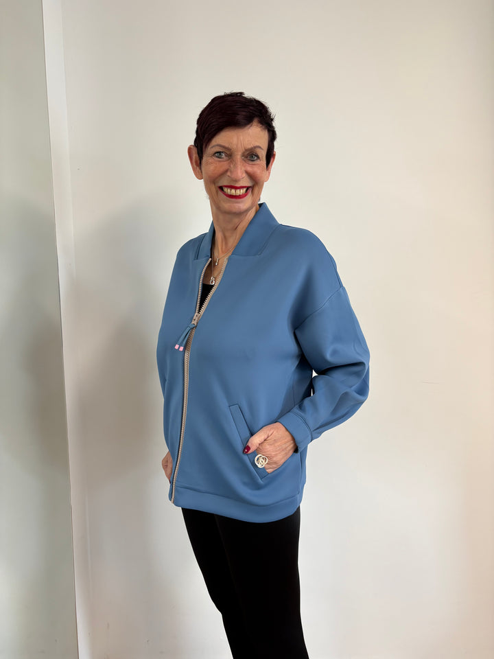 Blaue Reißverschlussjacke