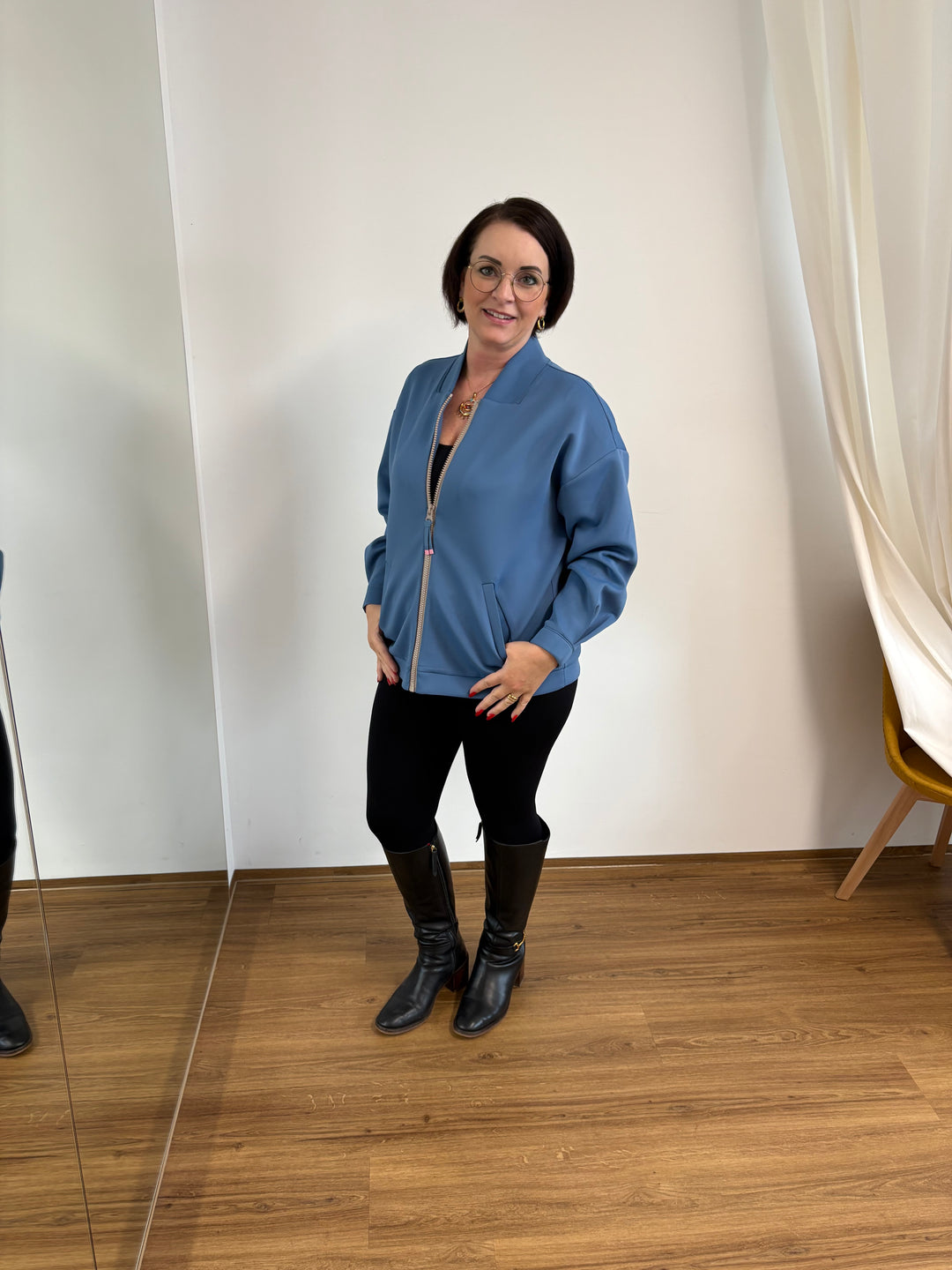 Blaue Reißverschlussjacke