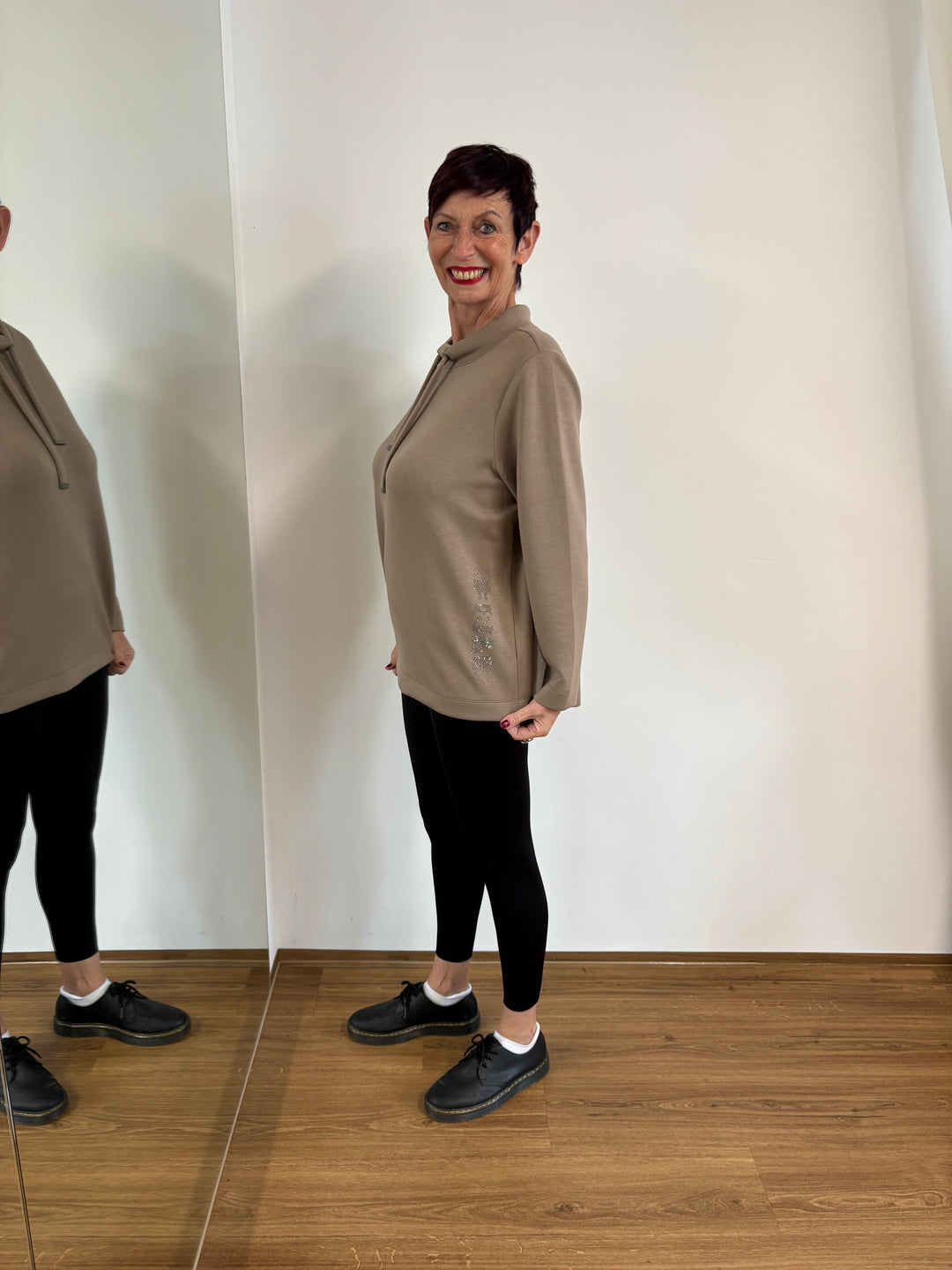 Braunes Sweatshirt mit Stehkragen