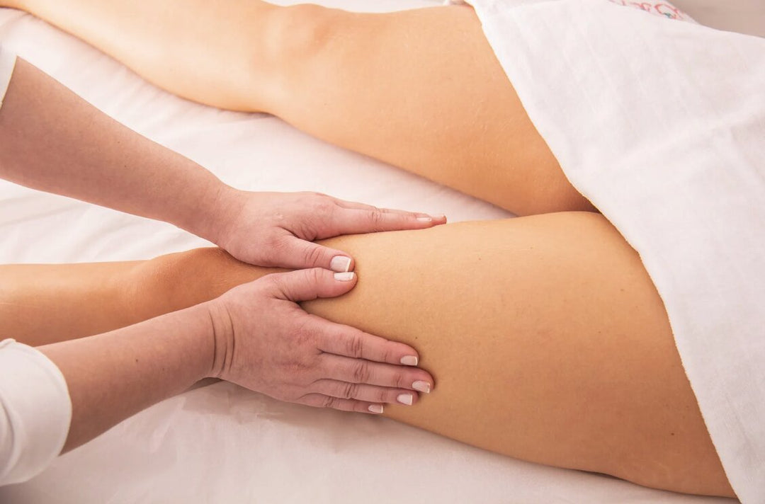 Lymfedrainage – de benen van een vrouw worden gemasseerd